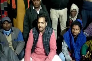 गोड्डा में विधायक और पूर्व विधायक हुए आमने सामने, सड़क पर धरना पर बैठे