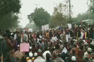 people protesting against citizenship amendment act are taken into custody near lal quila