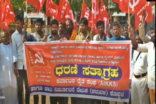 protests-by-karnataka-farmers-association-activists-in-koppala