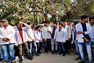 Medical students besiege DME office regarding attendance in raipur