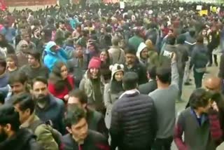 Delhi: Protesters sing 'Saare jahaan se achha, Hindustan humara' at Jantar Mantar.