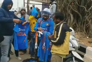 hawkers selling jersey and national flag, barabati stadium, indian west indies match,  ବାରବାଟୀ ବାହାରେ ବେପାରୀ, ବାରବାଟୀ ଦିନିକିଆ, କଟକ ମ୍ୟାଚ