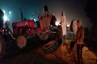 Alwar news,  अलवर की खबर , बजरी से भरा ट्रैक्टर पलटा,  Gravel-filled tractor overturns