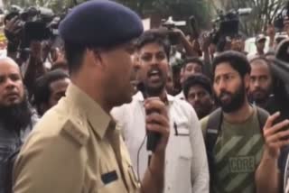 DCP of Bengaluru(Central),Chetan Singh Rathore sings national anthem along with protesters present at the Town Hall in Bengaluru, when they were refusing to vacate the place. Protesters left peacefully after the national anthem was sung.