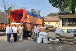 जप्त केलेल्या मुद्देमालासह पोलीस