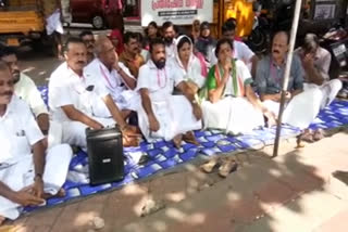 ക്ഷേമ പെന്‍ഷന്‍  നഗരസഭാ കൗണ്‍സിലര്‍മാര്‍  പ്രതിഷേധ ധര്‍ണ നടത്തി  നിലമ്പൂര്‍ നഗരസഭാ  welfare pension  Municipal councilors held protest dharna