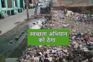 Drains filled with dirty water in Harijan colony of Burari, people forced to live hellish lives