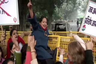 mahila congress protest infront of amit shah home