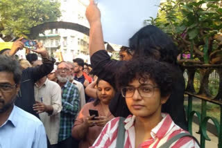 Against the Citizenship Amendment Act Parvati participated in a protest evening organized by filmmakers in Mumbai  നടി പാര്‍വതി  പൗരത്വ ഭേദഗതിക്കെതിരെ തെരുവിലിറങ്ങി നടി പാര്‍വതി  മുംബൈ ഓഗസ്റ്റ് ക്രാന്തി മൈതാനി  ഓഗസ്റ്റ് ക്രാന്തി മൈതാനി  പാര്‍വതി തിരുവോത്ത് മുംബൈയില്‍  Citizenship Amendment Act  Against the Citizenship Amendment Act  Parvati participated in a protest