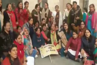 CAA protest continues, women's congress protest outside Home Minister Shah's residence