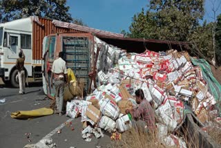 uncontrolled-truck-full-of-apples-overturned-in-chhindwara