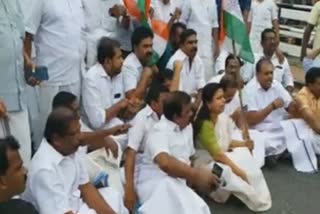 caa protest at kollam  congress protest at kollam  citizenship amendment act  കൊല്ലത്ത് കോണ്‍ഗ്രസ് പ്രവര്‍ത്തകര്‍ ദേശീയപാത ഉപരോധിച്ചു  കോണ്‍ഗ്രസ് പ്രവര്‍ത്തകര്‍ ദേശീയപാത ഉപരോധിച്ചു