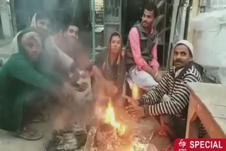 ठंड के कारण घर में  कैद हुए लोग