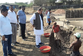 मजुरांशी संवाद साधताना विवेक पंडित व अन्य