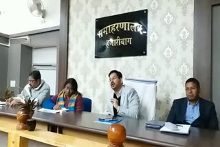 CEO ने विभिन्न राजनीतिक दल के प्रतिनिधियों के साथ की बैठक, मतगणना केंद्र तक मोबाइल नहीं ले जाने के निर्देश