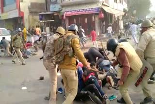 Lathi charge during a protest against the CA in Hapur