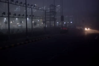 ഡൽഹി വിമാനം  ഡൽഹി വിമാനങ്ങൾ വഴിതിരിച്ചുവിട്ടു  വിമാനങ്ങൾ വഴിതിരിച്ചുവിട്ടു  ന്യൂഡൽഹി  flights diverted  dense fog in Delhi  New Delhi dense fog  flights in dense fog  New Delhi airport