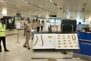 Smuggler arrested with 910 grams of gold from IGI Airport