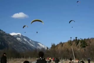 tourists enjoying Paragliding in kullu