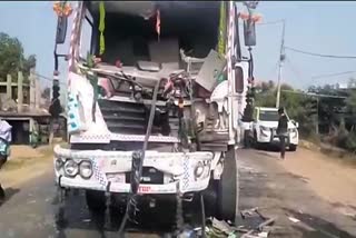 the-dumper-filled-with-sand-collided-with-the-truck-in-sehore