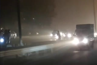 Visibility reduced due to fog in Delhi