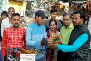 brajesh-sharma-is-telling-about-the-disadvantages-of-single-use-plastic-through-cycle-travel-in-narsinghpur