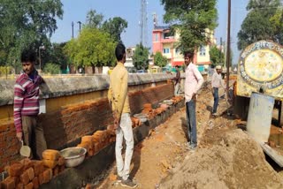 Use of inferior materials in construction of  footpath in Chhatarpur Naugaon