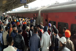 Commuters created commotion at Itarsi station