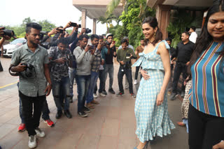 Deepika Padukone to Paparatzi