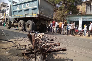 high-speed-truck-broke-the-electric-pole-in-chhindwara