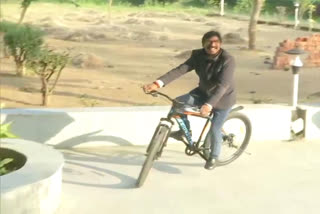 Hemant Soren rides a cycle