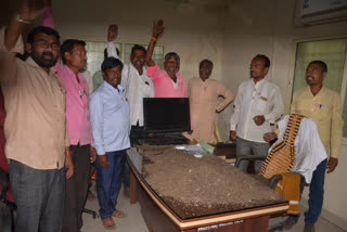 Swabhimani Kisan Organization agitated in Farbhani to complete the road work