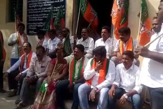 bjp leaders agitation for sand in gunthakallu