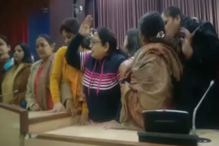 AAP councilors shouted slogans in the house