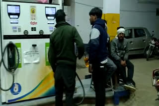 petrol-is-being-given-in-the-bottle-in-dewas-petrol-pump