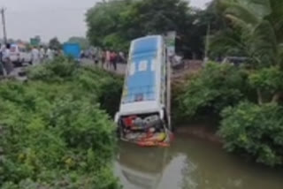 tourist-van-accident