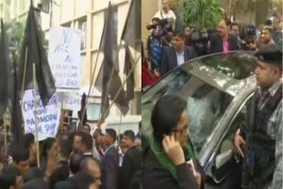 Kolkata: Protesting students block convoy of Governor Jagdeep Dhankhar as he arrived at Jadavpur University. Protestors show black flags and raise slogans against the Governor.