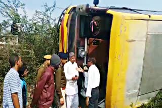 passengers bus overturned in Sirohi, सिरोही में धार्मिक यात्रियों की बस पलटी