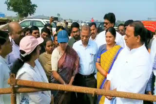 minister indra karan reddy and cmo smitha sabarwal visited sadarmat barrage in nizamabad