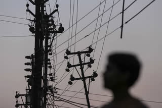 Men benefit more than women from electrification in India