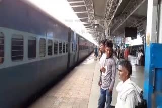 Trains lie down due to cold