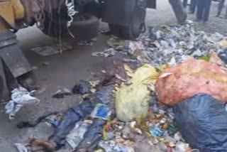 A Drunken man who slept in a Garbage container  mysore  A Drunken man who slept in a Garbage container at mysore  drunken man slept in garbage  കോര്‍പ്പറേഷന്‍ മാലിന്യ വണ്ടിയില്‍ കിടന്നുറങ്ങിയ ആളെ കണ്ടെത്തി  മദ്യപിച്ച് കോര്‍പ്പറേഷന്‍ മാലിന്യ വണ്ടിയില്‍ കിടന്നുറങ്ങിയ ആളെ കണ്ടെത്തി