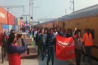 रेल कर्मचारी विरोध प्रदर्शन, railway employees protest,हरिद्वार मेल रोककर प्रदर्शन, टिकट कलेक्टर पिटाई विरोध