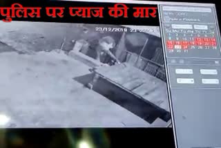 two-constables-caught-stealing-onion-in-cctv-in-mainpuri