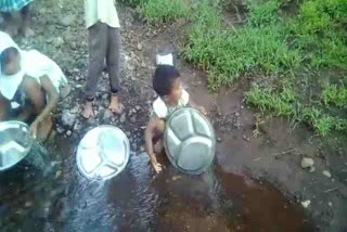 toddlers of aganwadi are forced to drink dirty water in dindori