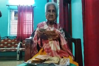 In kovai an old woman saved old demonetized 500, 1000 notes found on more than 30 thousand rupees