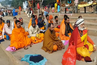 Crowd of devotees at Narmada's Guarighat