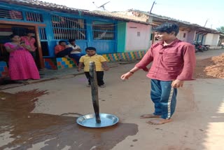 Solar eclipse: needle and pestle stand straight on plate Solar eclipse ആകാശവിസ്‌മയത്തിൽ അത്ഭുതമായി സൂചിയും ഉലക്കയും