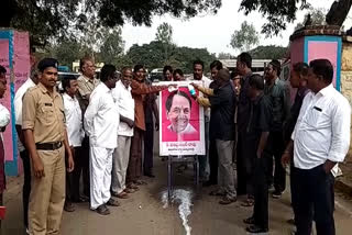 milk abhishekam for cm kcr at medak by tsrtc employees