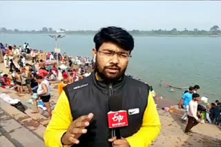 Devotees gathered on the banks of Narmada on the occasion of solar eclipse